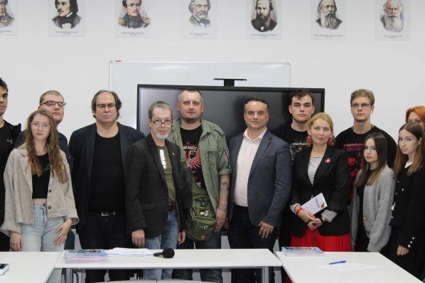 «Научитесь просто рифмовать!». В ДонГУ прошла встреча с поэтами Александром Чистяковым и Максимом Замшевым